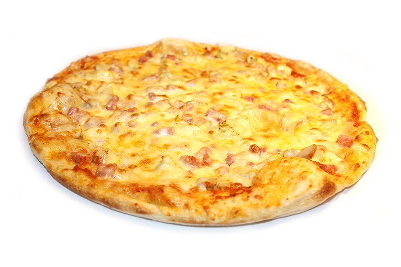 Аппетитная пицца с ветчиной, шампиньонами, артишоками и сыром Моццарелла.